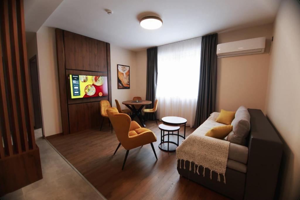 Μια τηλεόραση ή/και κέντρο ψυχαγωγίας στο Sirion Apartments