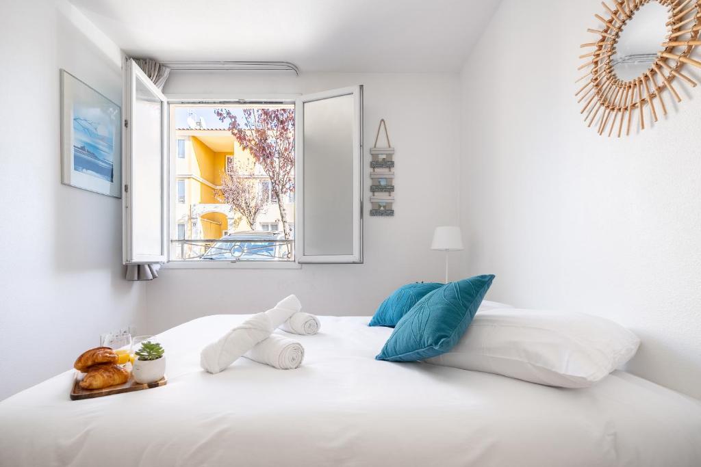 Ένα ή περισσότερα κρεβάτια σε δωμάτιο στο Néolia - Climatisé - Parking - Aix-Le Tholonet