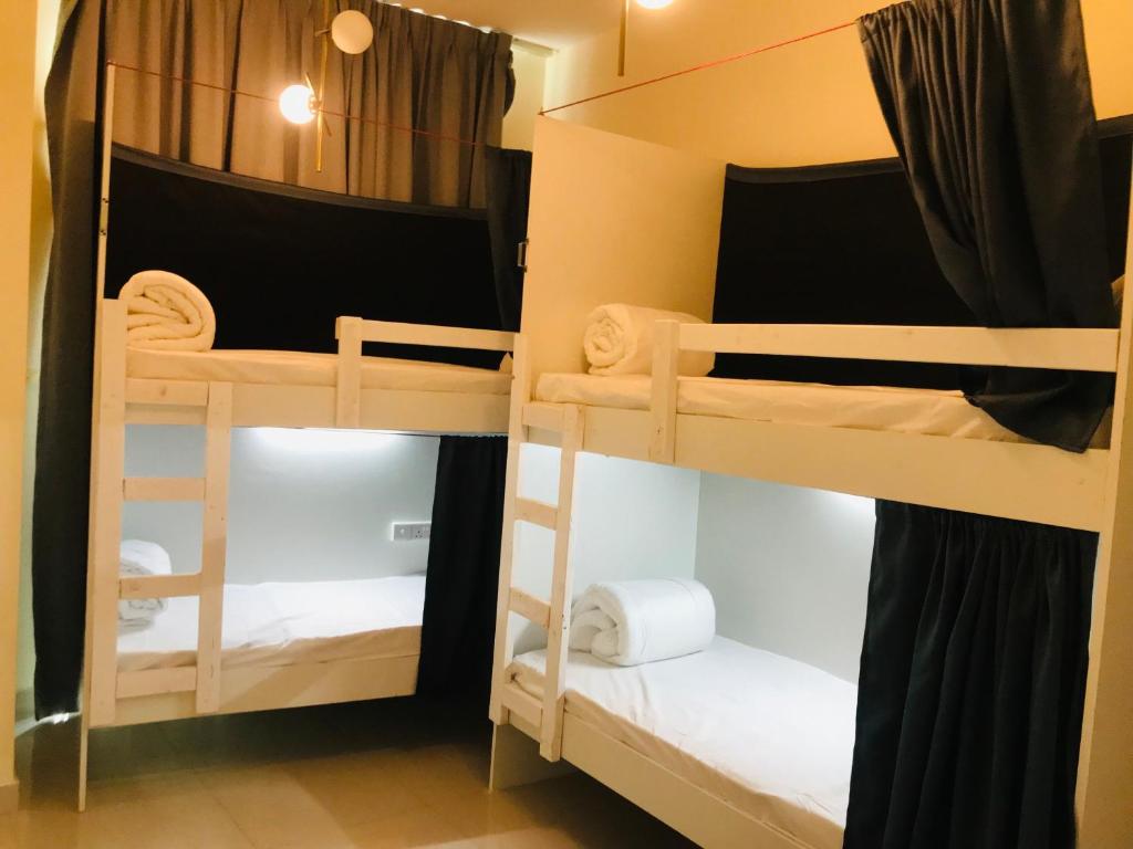 Postel nebo postele na pokoji v ubytování Modern Shared Apartment with Pool & Gym Access