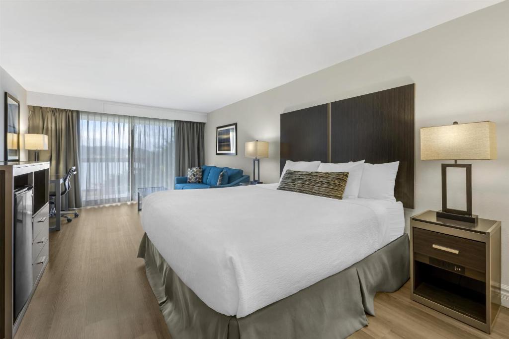 a large white bed in a hotel room at Best Western Pier Point Inn in Florence