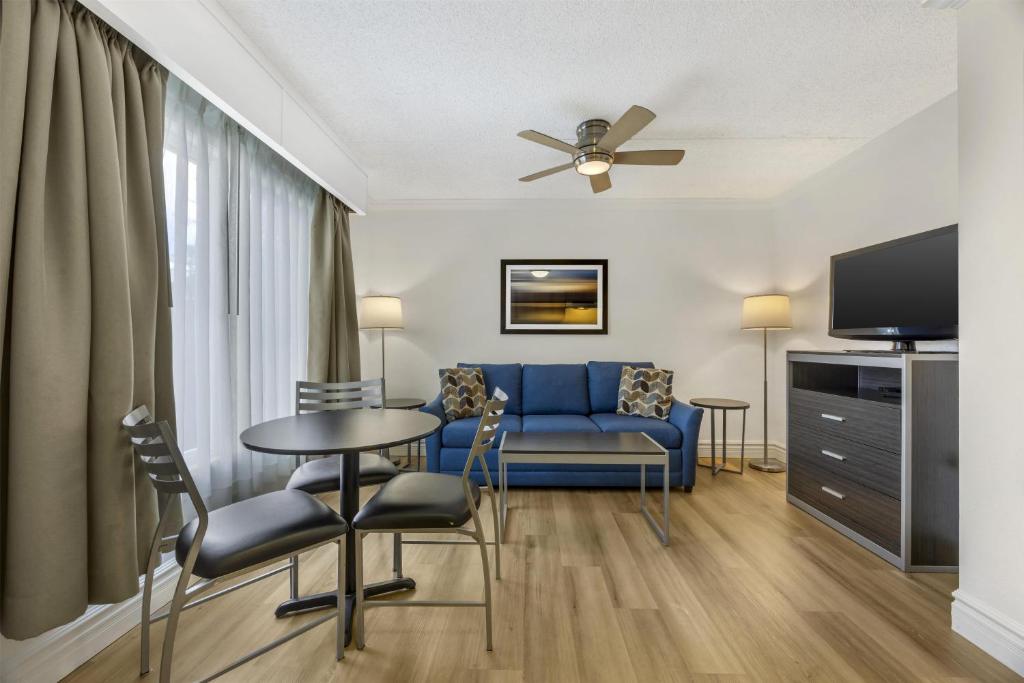 Best Western Pier Point Inn - Non-Pet, 1 Queen Bed, Suite With Kitchen And Sofa