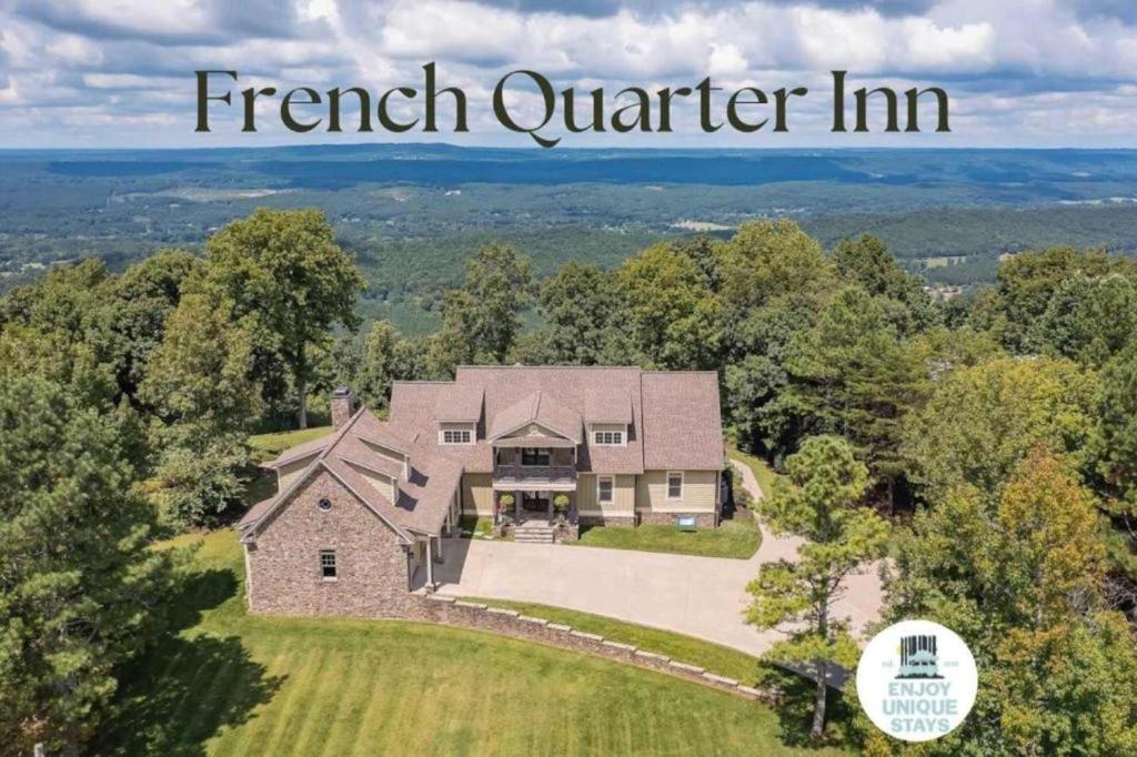 MentoneにあるFrench Quarter - New Orleans Charm in the Mountainのフレンチクォーターの邸宅