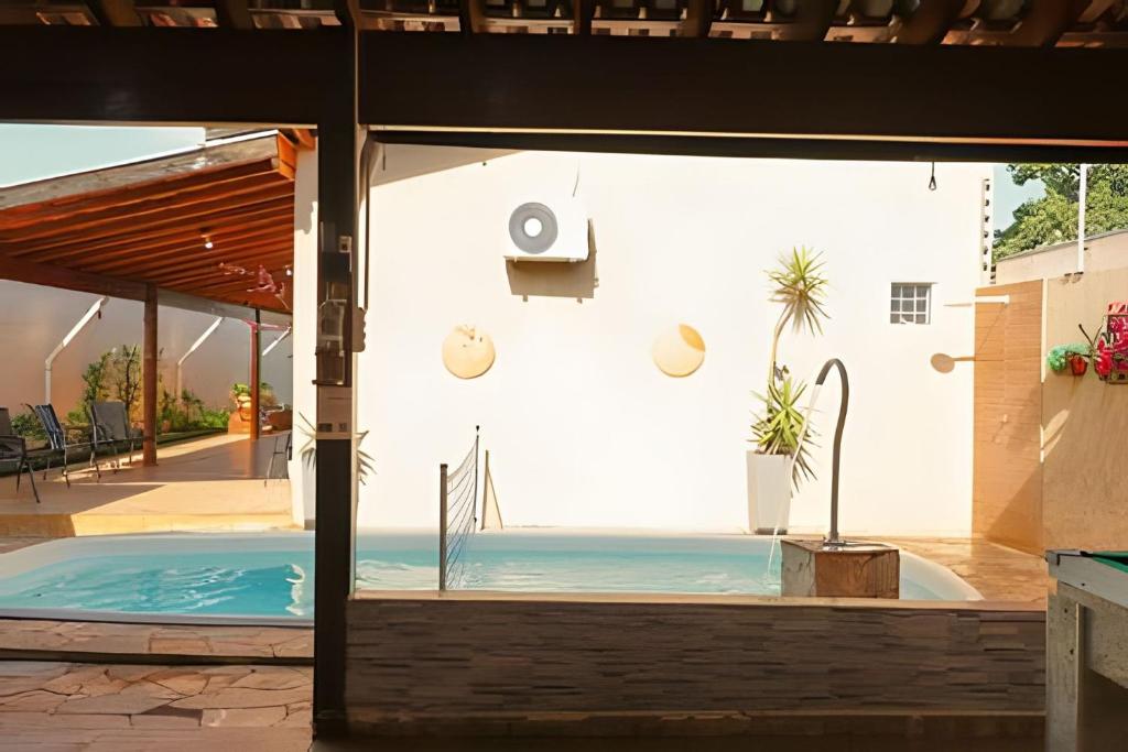 サンタ・フェ・ド・スルにあるRubi casa de temporada com piscina e área gourmetの家の真ん中にあるプール