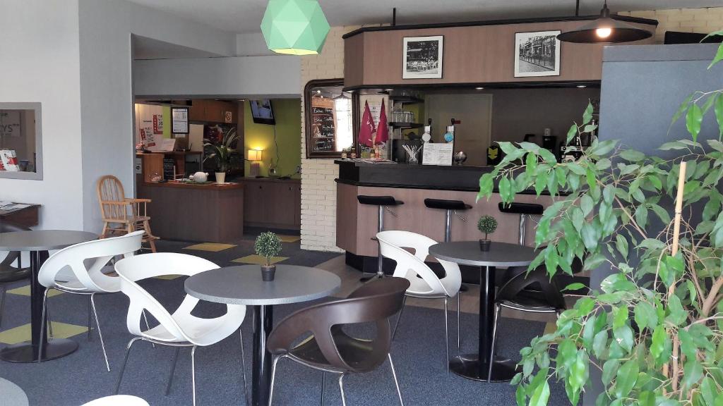 Kuchyň nebo kuchyňský kout v ubytování Contact Hôtel ALYS Bourg en Bresse Ekinox Parc Expo