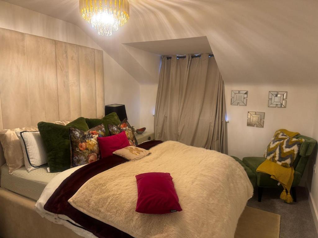 Un dormitorio con una cama grande y una silla. en Van Loon Residence, en Oldbury