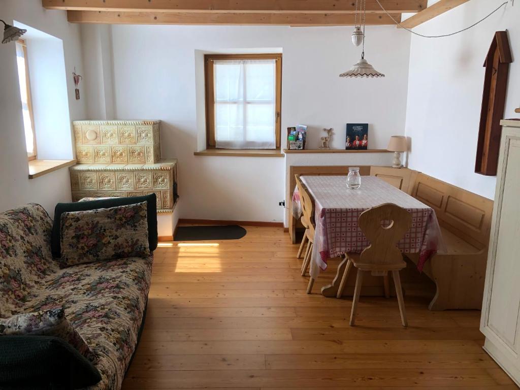 un salon avec une table et un canapé dans l'établissement Ca' Stella, à Castello-Molina di Fiemme
