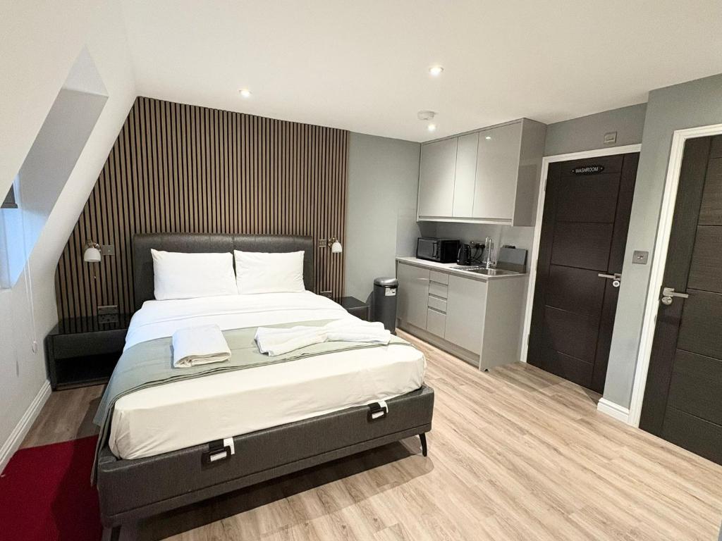 Postel nebo postele na pokoji v ubytování Fonthill Aparts