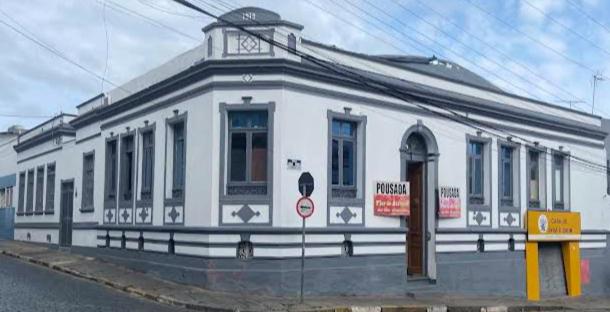 een wit gebouw aan de kant van een straat bij Pousada Flor de Atibaia in Atibaia