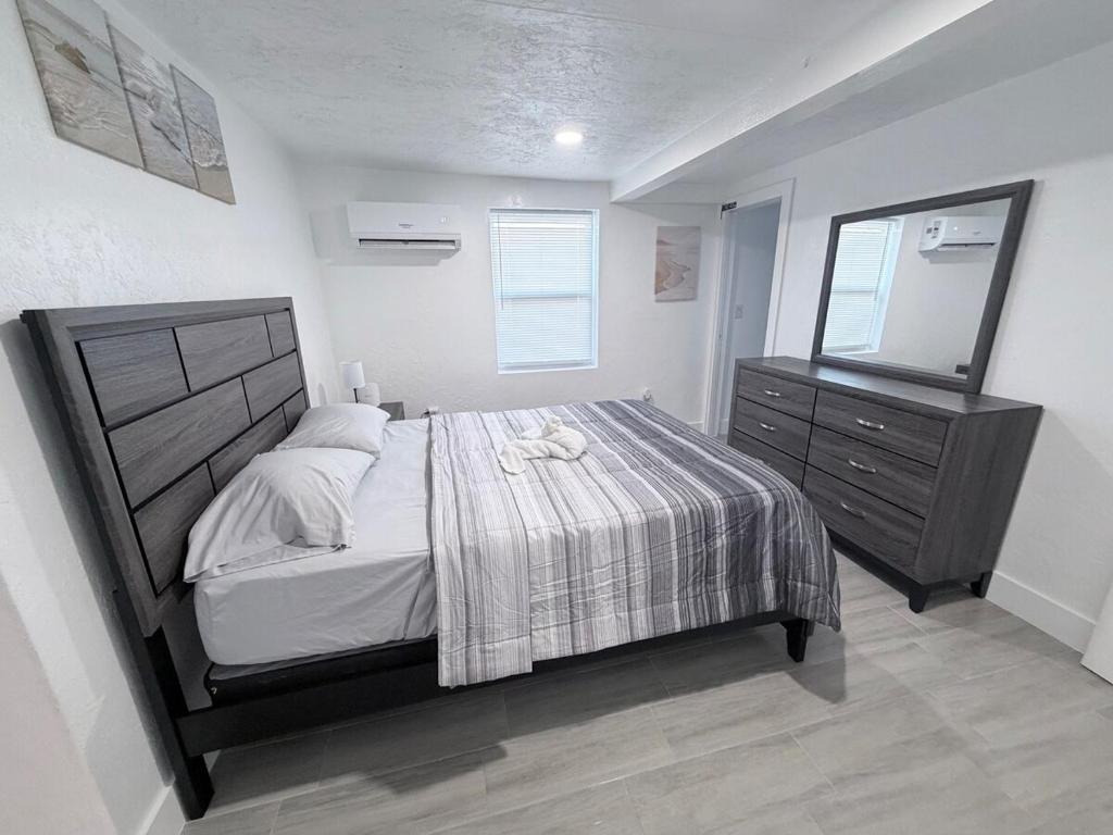 una camera da letto con un letto, un comò e uno specchio di The Collection # 4 a Bradenton