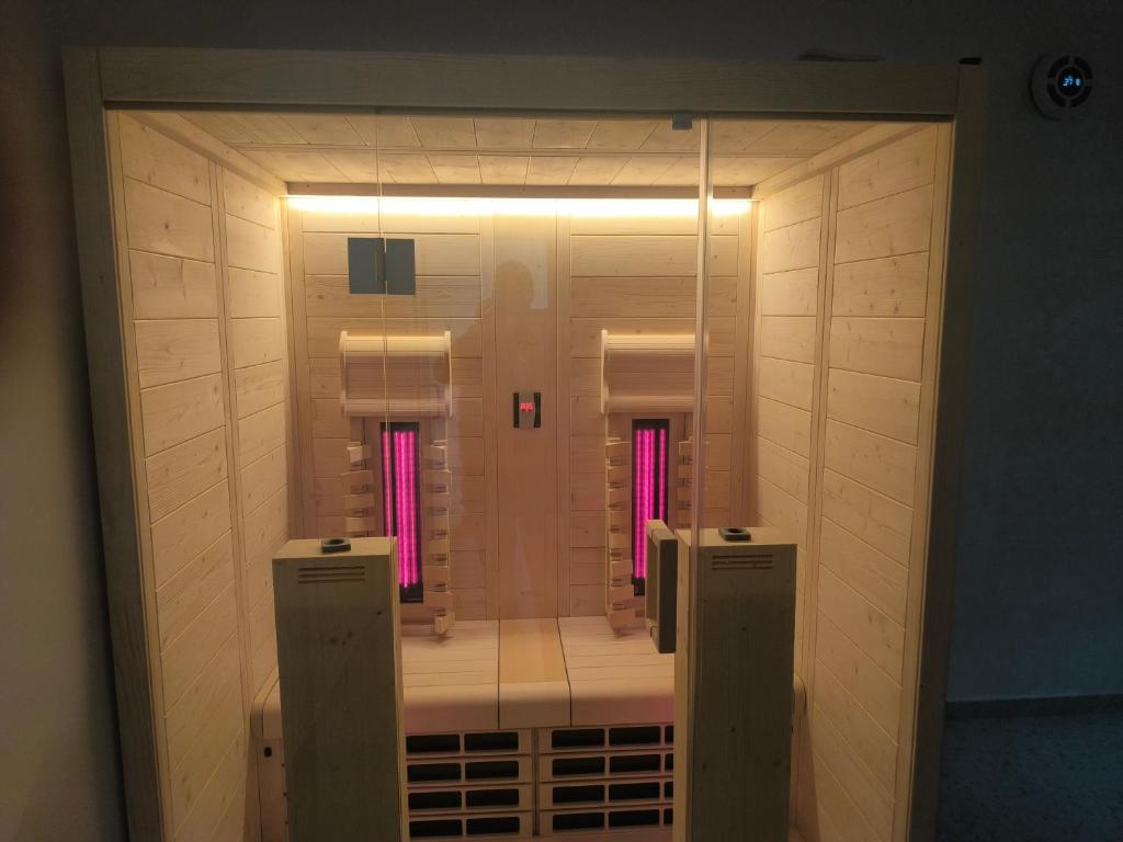 een badkamer met een spiegel in de kamer bij Emirage Pool & Spa in Şimon