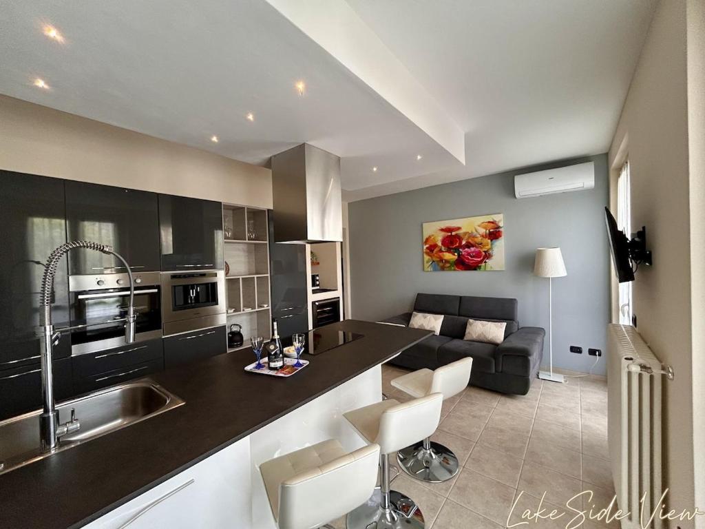 Kuchyň nebo kuchyňský kout v ubytování LakeSide View Apartment