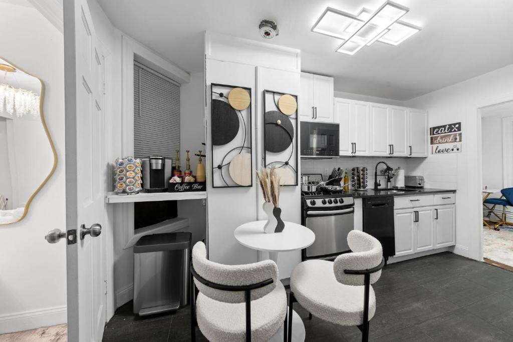Η κουζίνα ή μικρή κουζίνα στο LuXE & TREnDY 2BR 1BA Heart of Lower Manhattan 30 Day Minimum