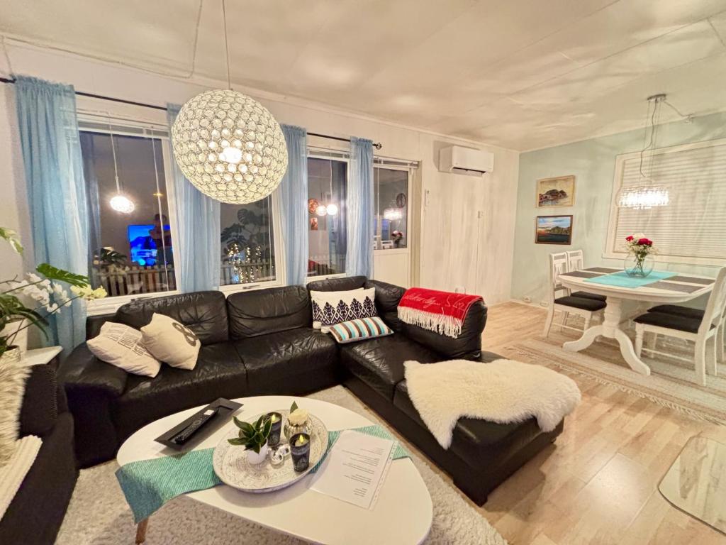 GrashopenにあるLinda`s houseのリビングルーム(黒い革張りのソファ、テーブル付)