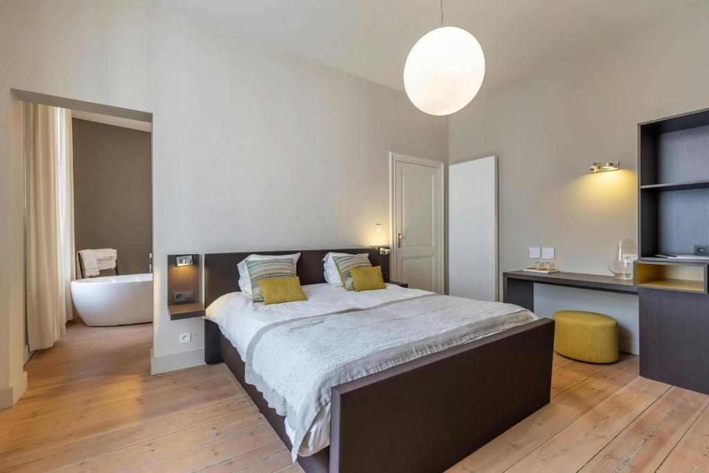 Ένα ή περισσότερα κρεβάτια σε δωμάτιο στο DeuxHommes B&B Massage&Spa