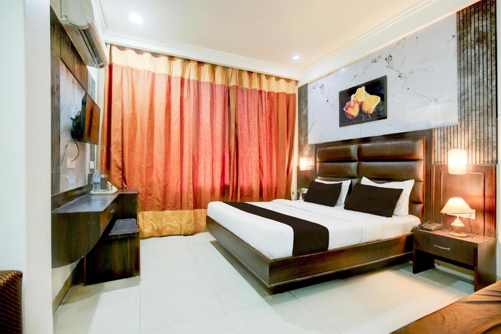 Ένα ή περισσότερα κρεβάτια σε δωμάτιο στο Dee Intercontinental