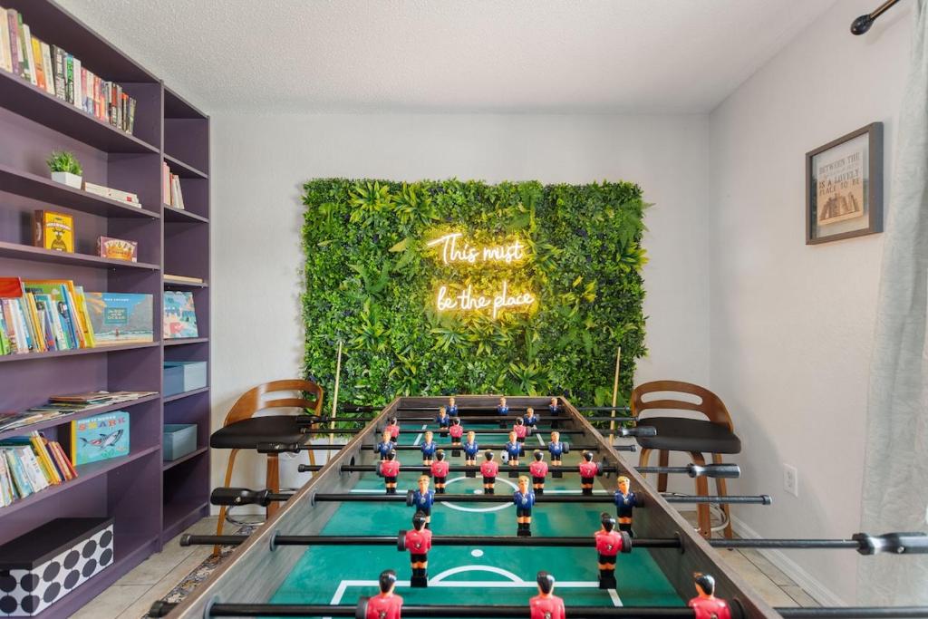 a room with a ping pong table with people on it at Cozy 3BR 2BA Getaway Legoland Winterhaven in Lakeland