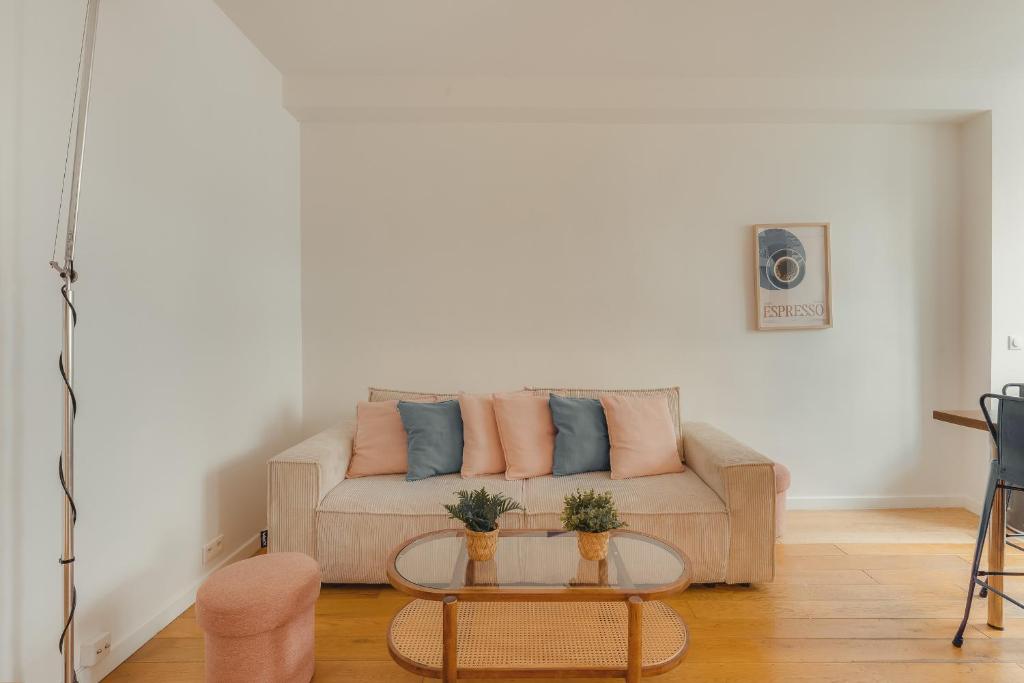 Χώρος καθιστικού στο Charmant appartement 2 pièces, accès rapide Paris