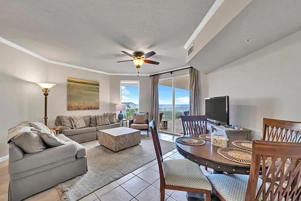 Istumisnurk majutusasutuses Spacious Condo Steps to the Beach