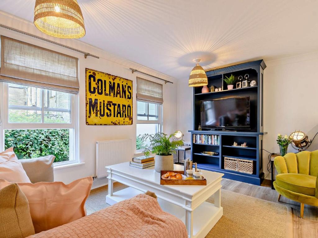 a living room with a couch and a tv at 1 Bed in cotswolds 90128 in Cirencester