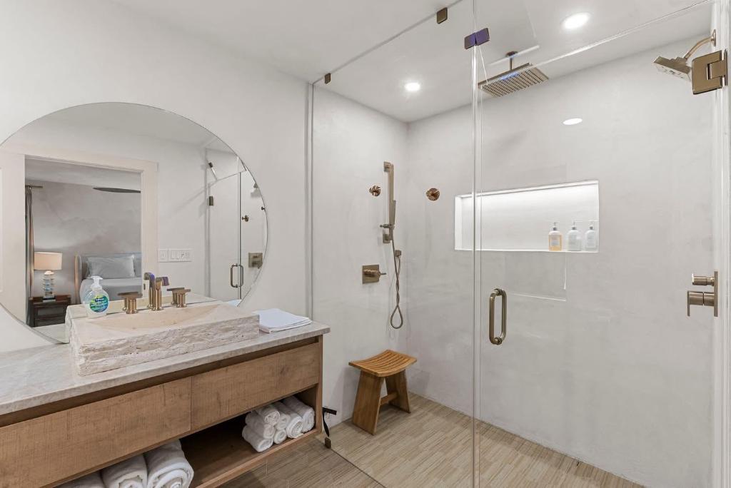 ein weißes Badezimmer mit Waschbecken und Dusche in der Unterkunft Wilmington Luxury Spa Retreat- Prime Location in Wilmington