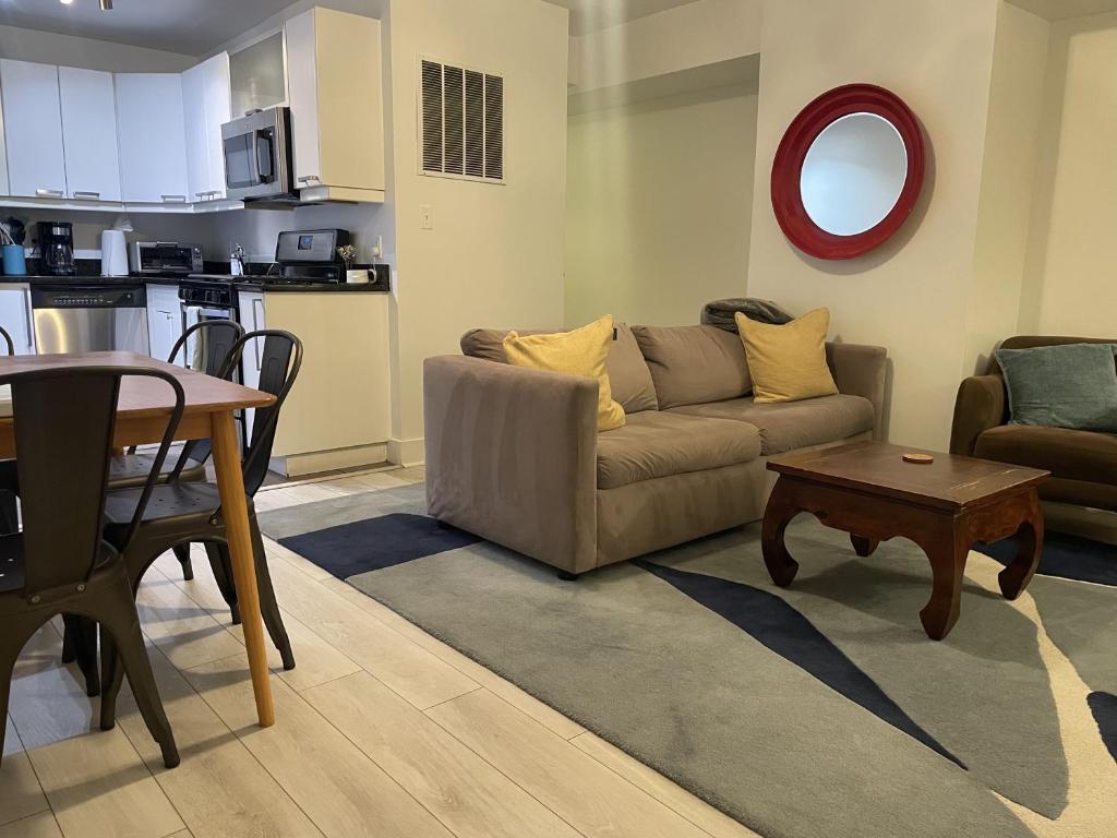 Charming 2BD1BA in Hip Area - Near Metro photo