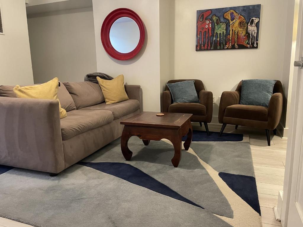 Charming 2BD1BA in Hip Area - Near Metro photo