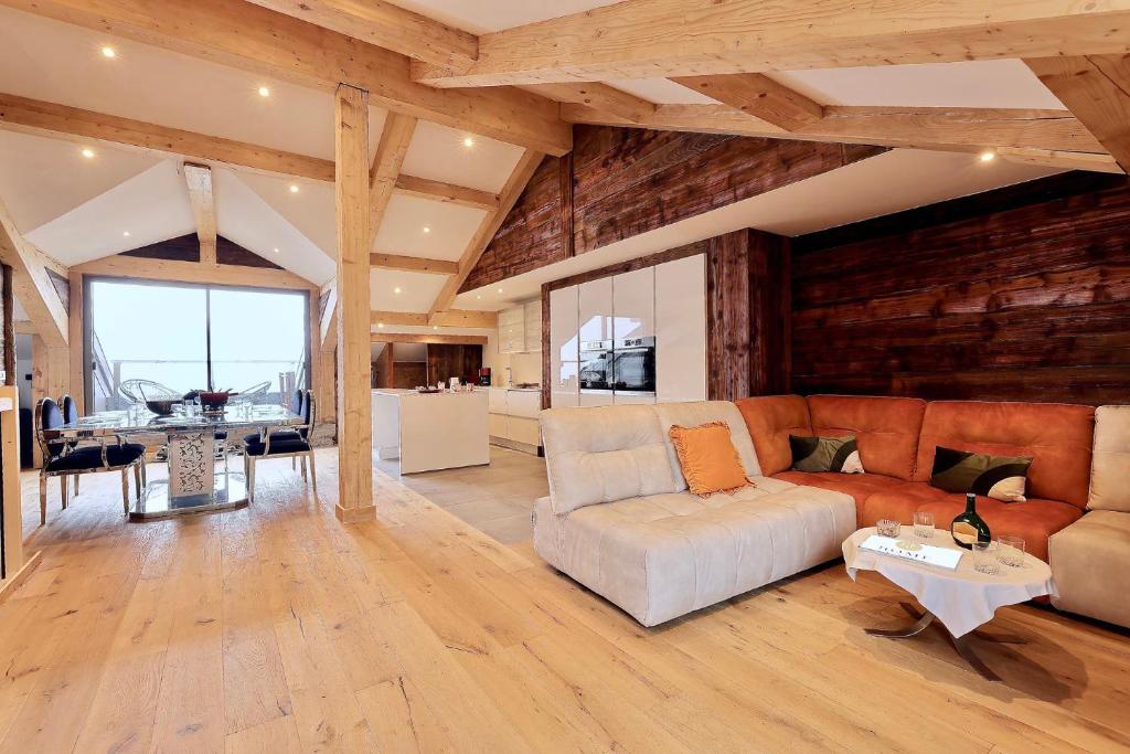 ein Wohnzimmer mit Sofa und Tisch in der Unterkunft New new duplex apartment near runway in Saint-Bon-Tarentaise