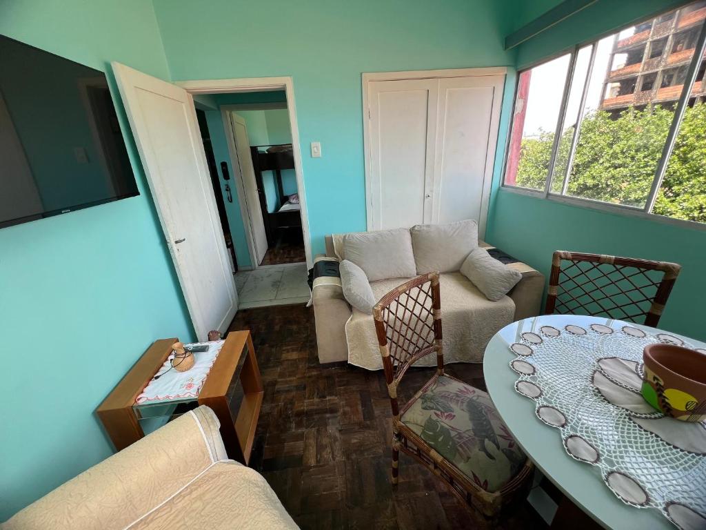 un soggiorno con un divano e un tavolo di Lindo nascer do Sol II a Recife