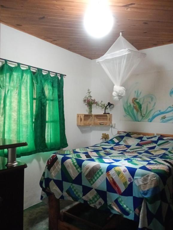 a bedroom with a bed in a room with a ceiling at Casa Surpresa, Europäisches Flair in São José dos Campos