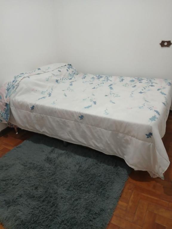 Ένα ή περισσότερα κρεβάτια σε δωμάτιο στο Quarto Aconchegante no Centro de Poços de Caldas - Pousada do Chico