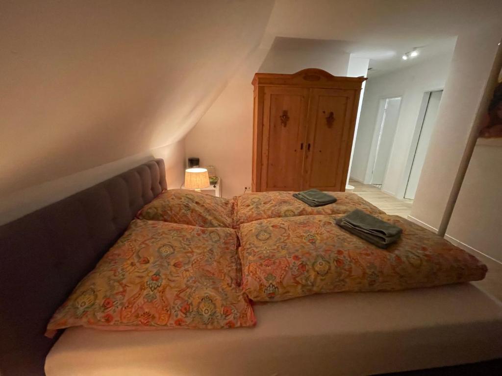 Ένα ή περισσότερα κρεβάτια σε δωμάτιο στο Zwei Zimmer, Küche, Badezimmer, Aufenthaltsraum