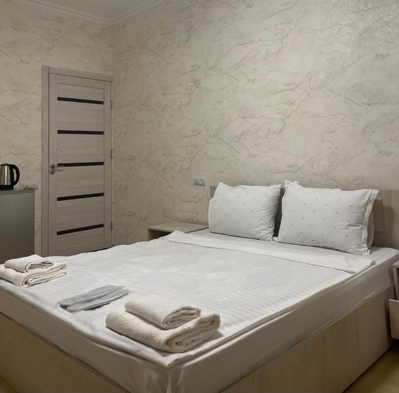 Ένα ή περισσότερα κρεβάτια σε δωμάτιο στο Hayq Apartament