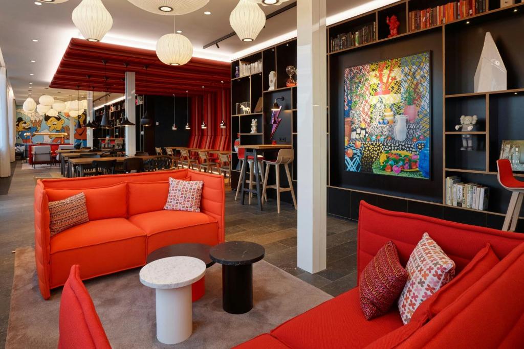 Χώρος καθιστικού στο citizenM Copenhagen Radhuspladsen