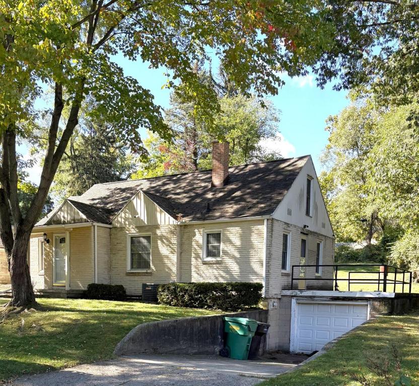 サウスベンドにある2BR Perfect Extended Stay by Notre Dame and Storesの木と私道のある白い家