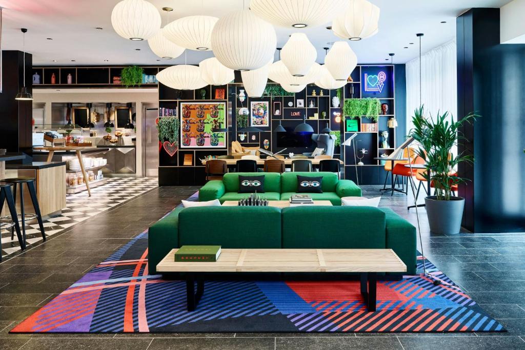 Posezení v ubytování citizenM London Victoria Station