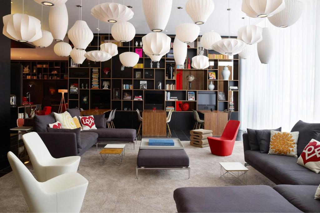 Χώρος καθιστικού στο citizenM London Bankside