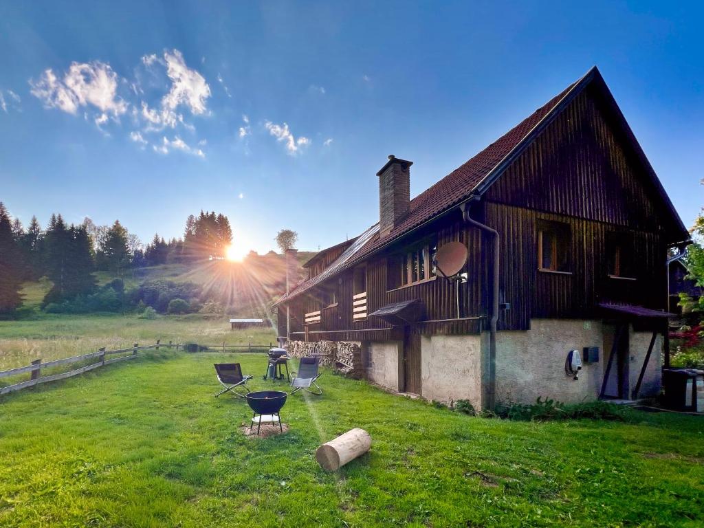 eine Scheune mit Stühlen und einem Grill davor in der Unterkunft Landhaus Auerling am Wald - Ruhige Lage, Wander- und Skiparadies in Sankt Lambrecht