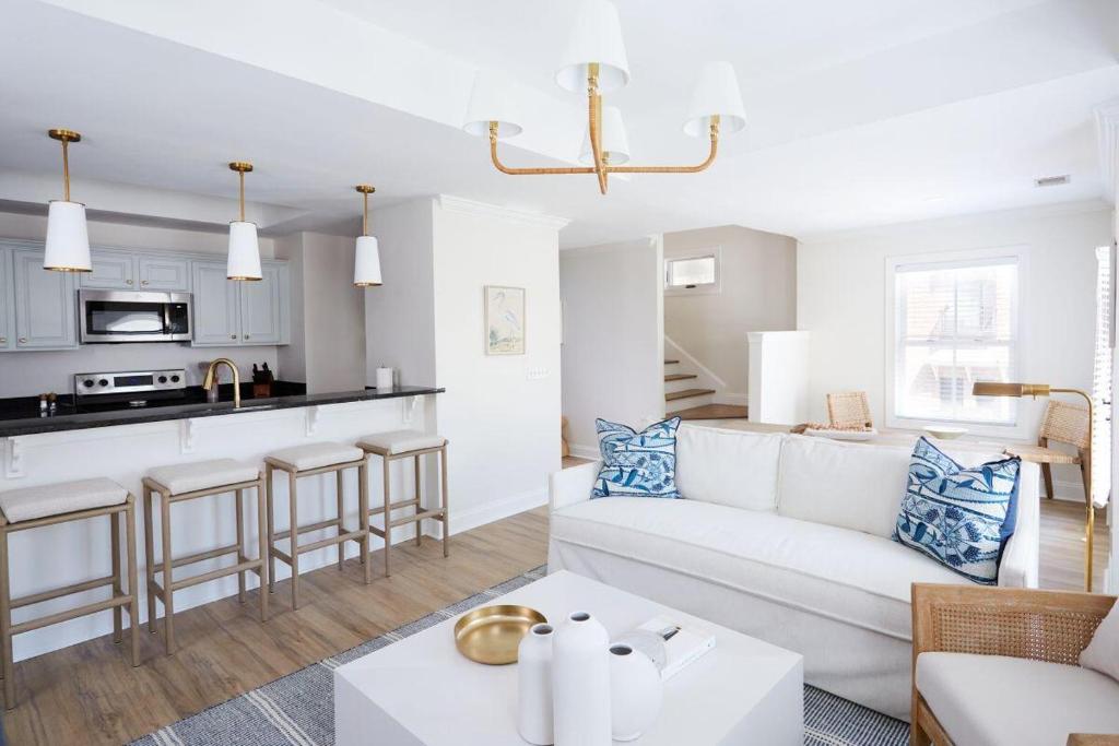 Kuchyň nebo kuchyňský kout v ubytování May River Breeze! 3-Story Townhouse in Old Town's Promenade