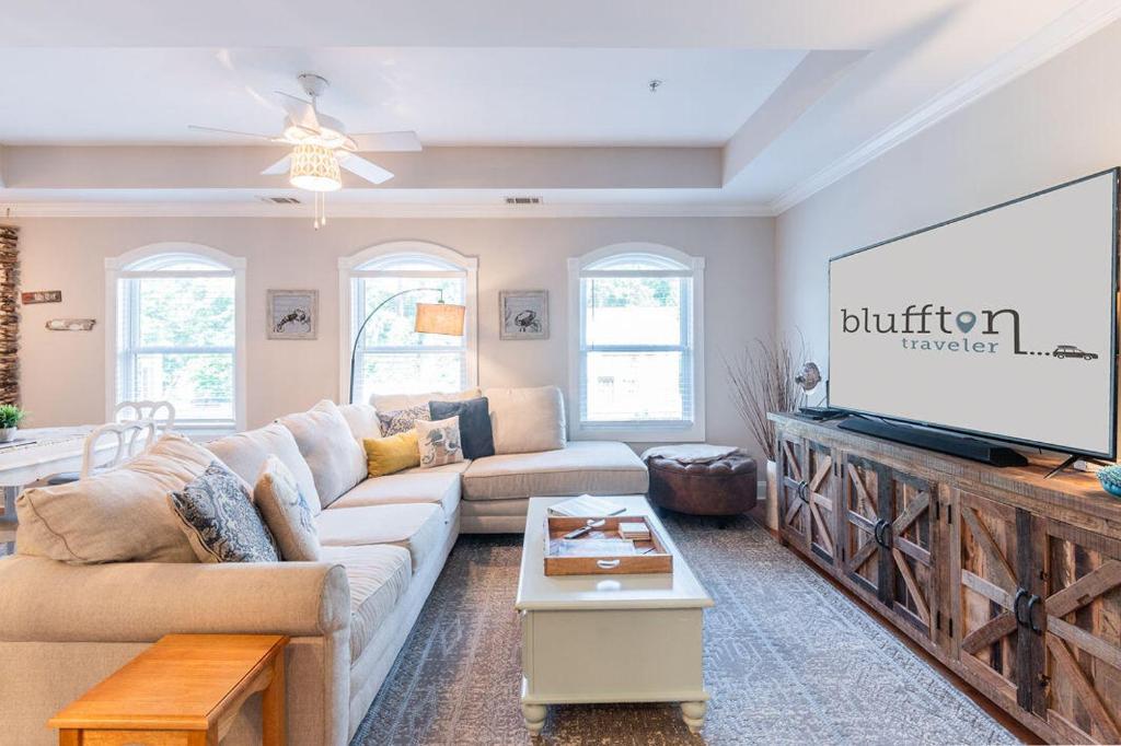 TV a/nebo společenská místnost v ubytování Pearl of the Promenade - Old Town Bluffton, SC 2 Bed Townhome in Prime Location
