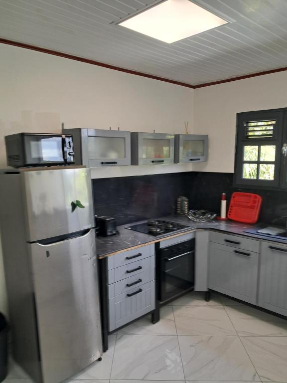 Una cocina o kitchenette en Villa aux 4 palmiers