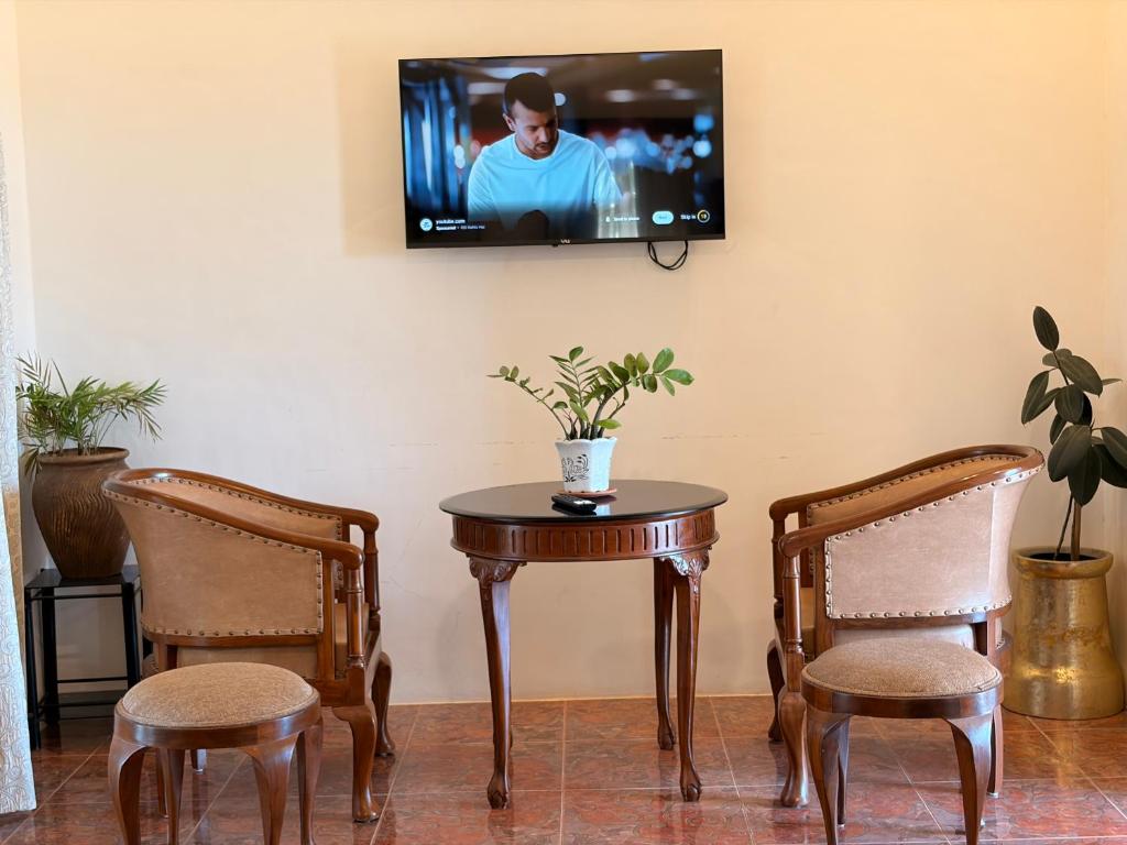 TV a/nebo společenská místnost v ubytování La Maria Beach Home Stay Goa