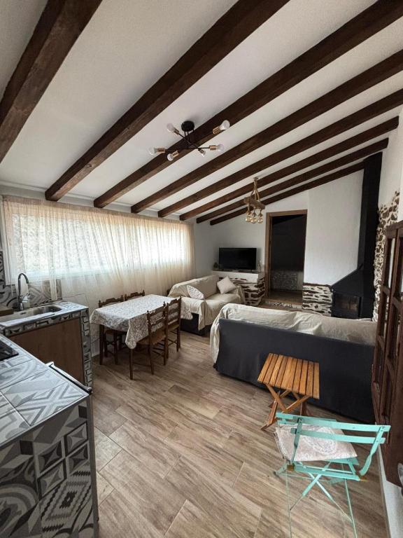ein Schlafzimmer mit zwei Betten und ein Wohnzimmer in der Unterkunft El pajar in Laroya
