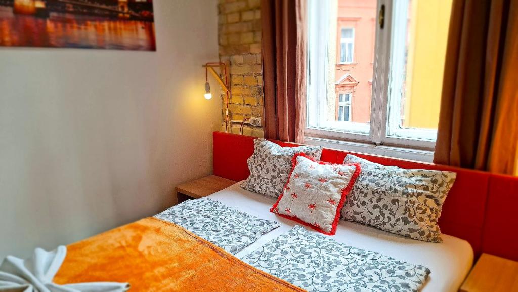 Postel nebo postele na pokoji v ubytování GoodMo Budapest Smart Rooms