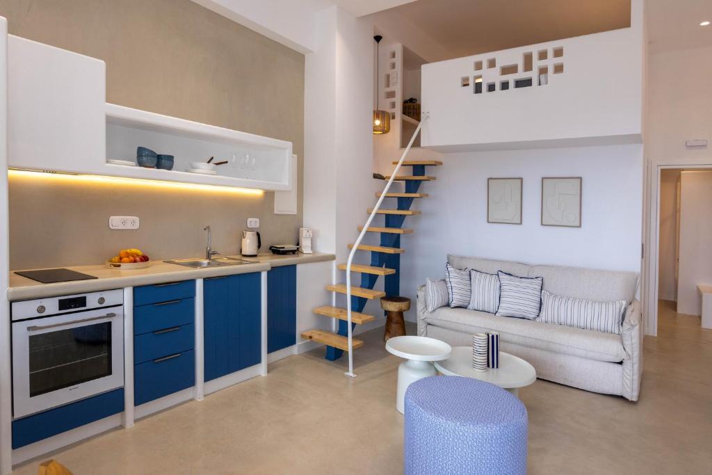 SteníにあるAntaraのキッチン、リビングルーム(ソファ、階段付)