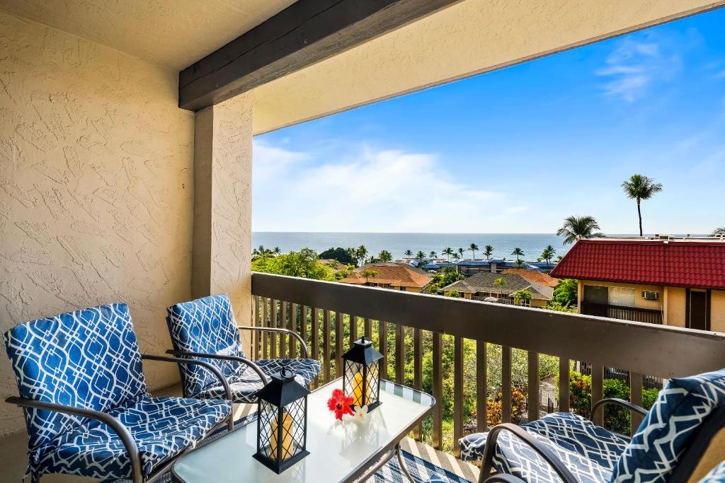 カイルア・コナにあるKona Mansions D231の海の景色を望むバルコニー(椅子付)