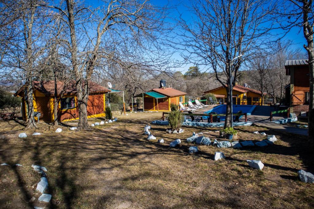 a group of birds sitting in a yard with trees at Cabañas Sensaciones Serranas in Casa Grande