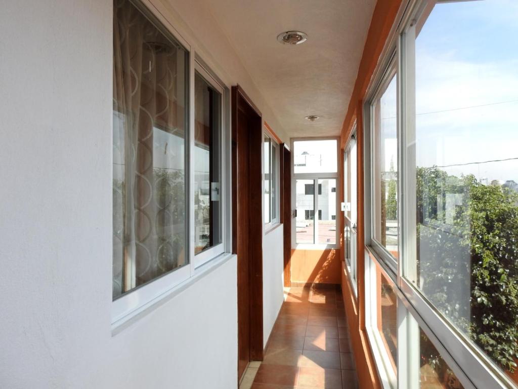 a hallway with windows in a house at MJ Habitaciones Cholula in La Concepción