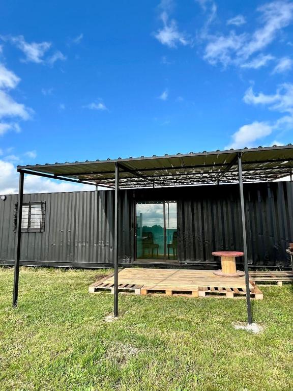 ein Pavillon mit einem Picknicktisch im Gras in der Unterkunft Casa Tres Hermanos in Carmelo