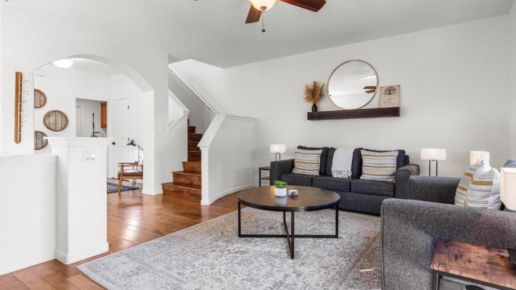 Χώρος καθιστικού στο Walk to Downtown Paso Sip Local Wine Under the Stars Casa Robles by AvantStay