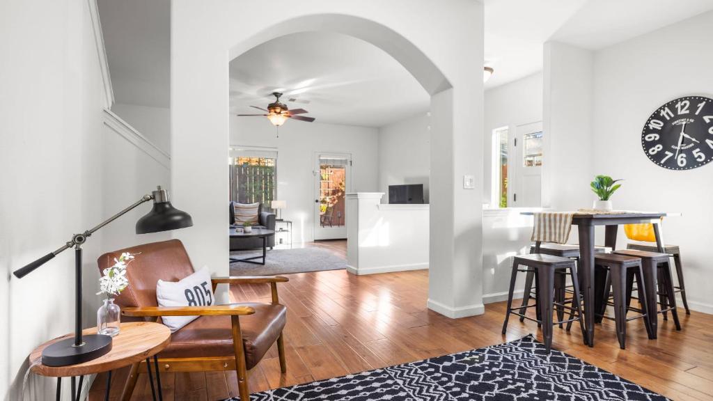 Un televizor și/sau centru de divertisment la Walk to Downtown Paso Sip Local Wine Under the Stars Casa Robles by AvantStay